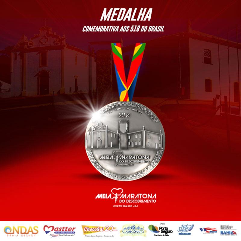 Lanada a  medalha e trofu comemorativo da Meia Maratona do Descobrimento 2018